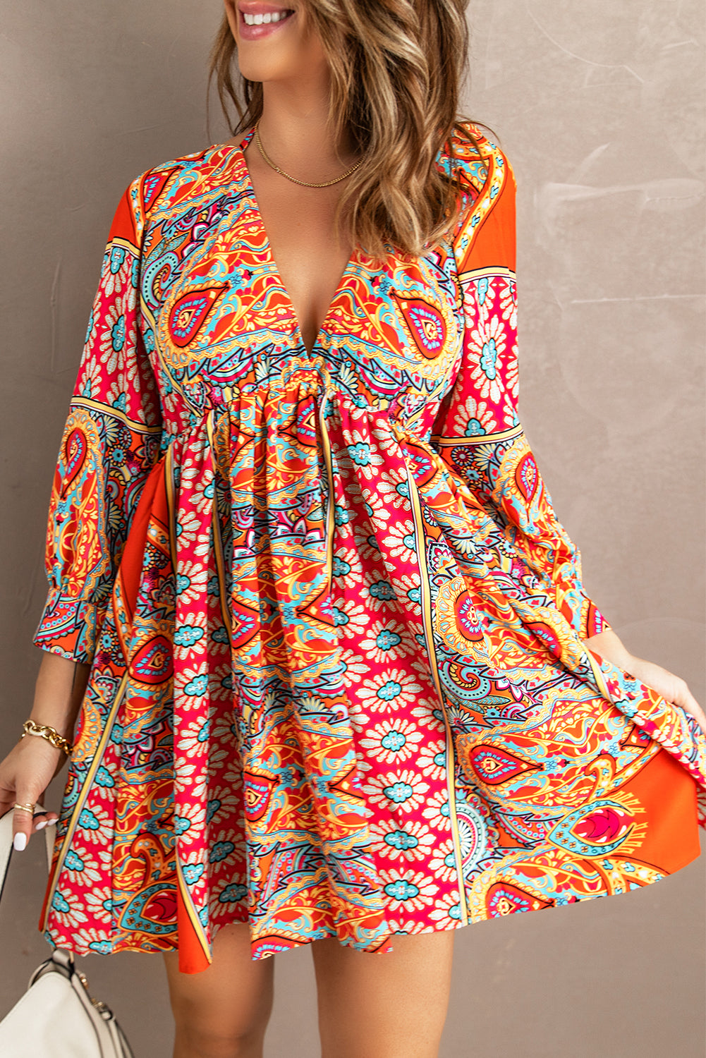 Vestido corto con estampado bohemio vintage, mangas 3/4 y escote en V multicolor